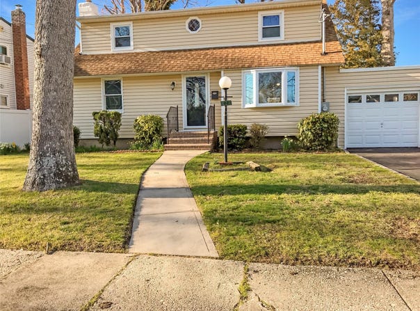 63 Brendan, Massapequa Park, NY 11762
