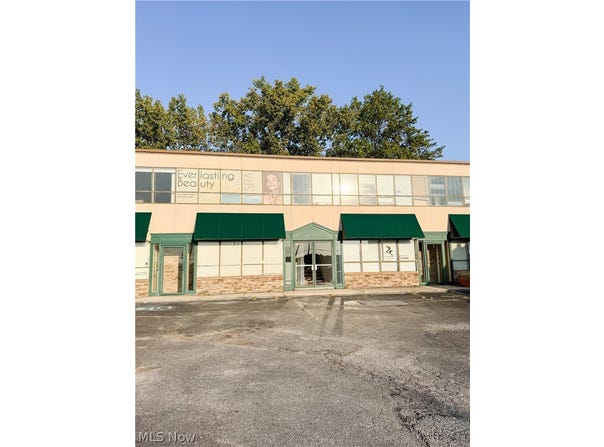 7543 Broadview Road, Seven Hills, OH 44131