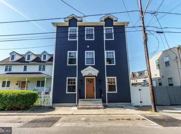 204 BARCLAY STREET, BURLINGTON, NJ 08016
