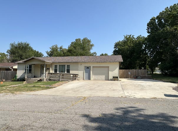 111 W Lee Street, Aurora, MO 65605