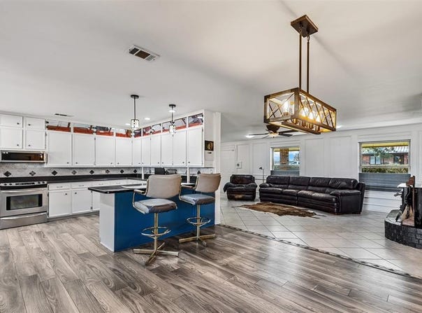 101 Hill Top Circle, Burleson, TX 76028