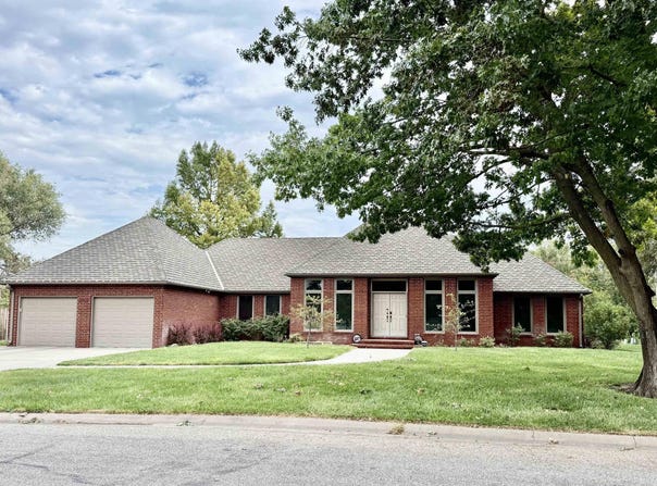 3306 Thunderbird Dr, Hutchinson, KS 67502-9227