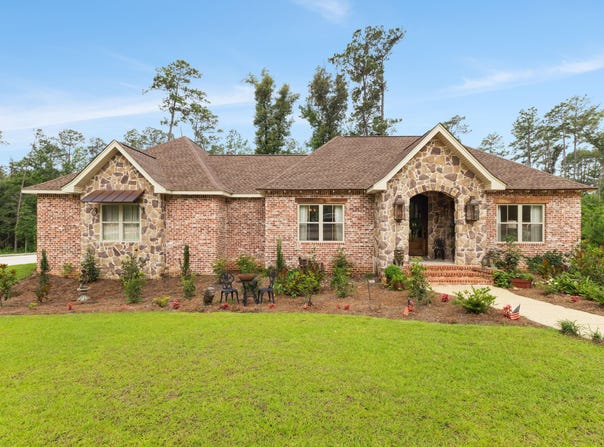 14 Spring Lake Dr, Sumrall, MS 39482