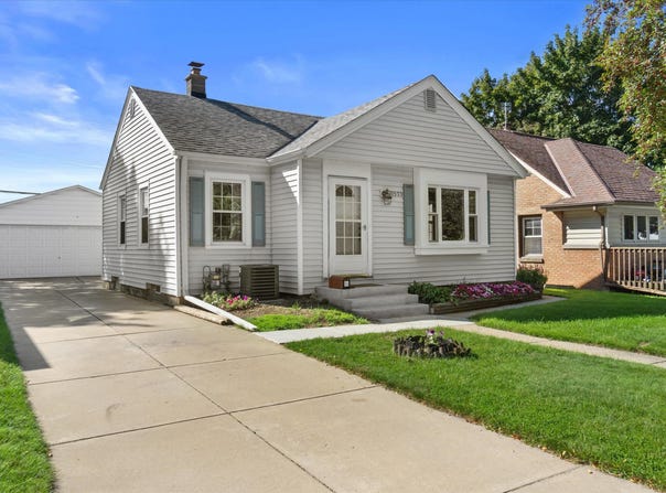 10533 W Everett Cir, West Allis, WI 53214