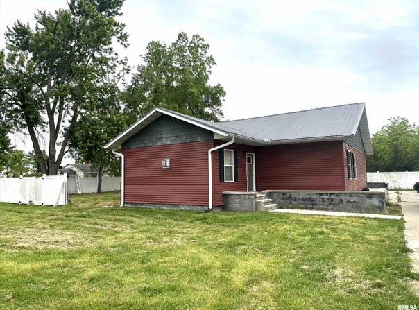 310 E TEXAS Avenue, Sandoval, IL 62882