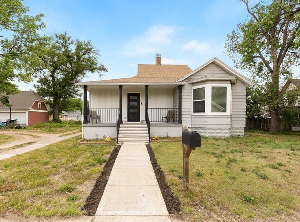 111 N 7th St, Sterling, KS 67579