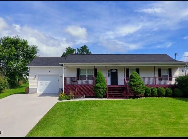 230 Clover Circle, Jacksboro, TN 37757