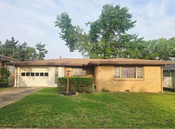 329 N College St, Winfield, KS 67156