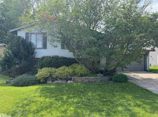 1009 S 15th Street, Clear Lake, IA 50428