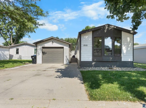 1010 S Ruby Pl, Sioux Falls, SD 57106