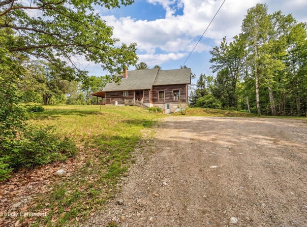 79 Auburn Road, Peru, ME 04290