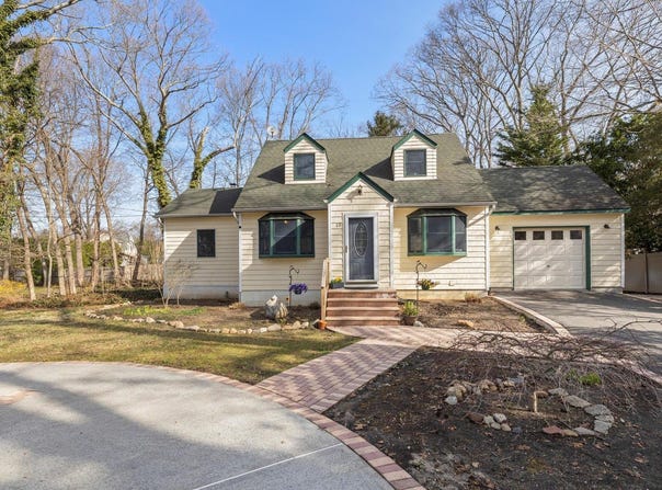 13 Teed Street, Huntington Station, NY 11746
