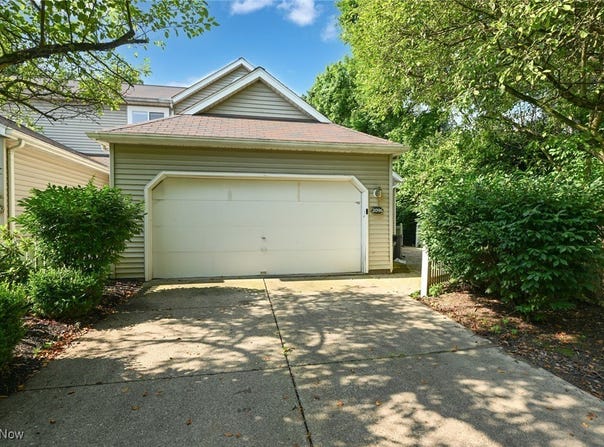2096 Hidden Hollow Lane, Akron, OH 44313
