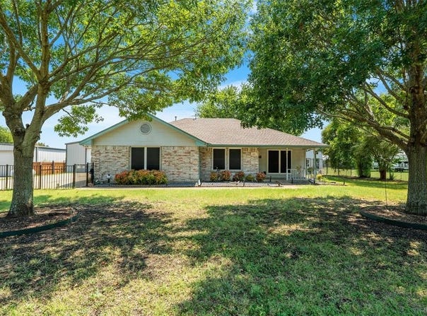 300 Anita Lane, Waxahachie, TX 75165