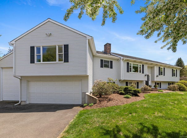 3 River Edge Drive, Newtown, CT 06482