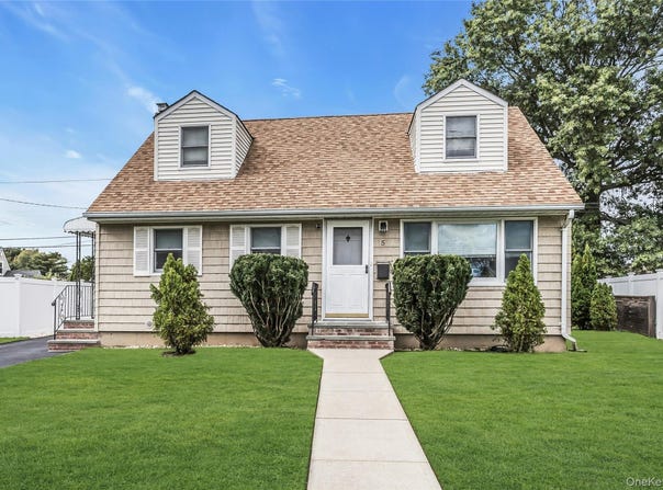 5 Plover Lane, Hicksville, NY 11801