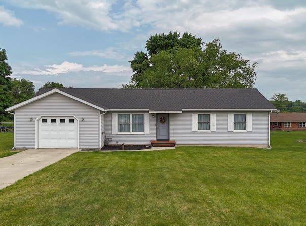 56570 Warren Drive, Dowagiac, MI 49047