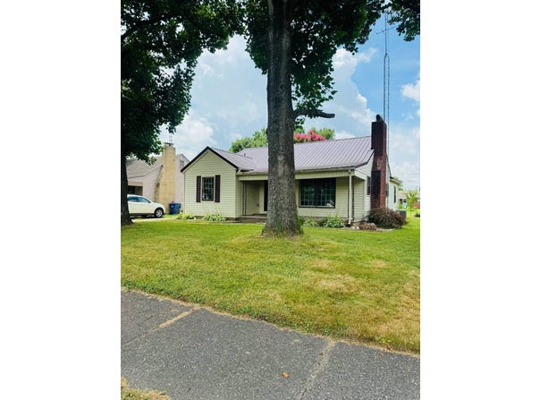 125 10th St, Carmi, IL 62821