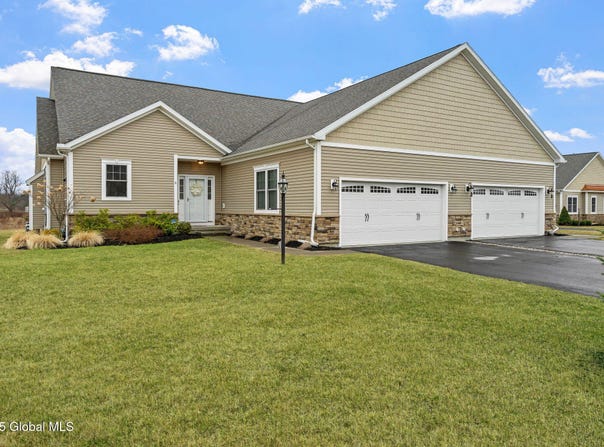6 Elena Court, Halfmoon, NY 12118