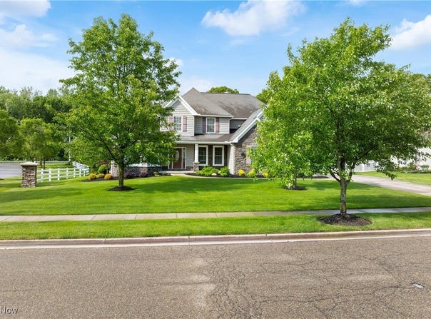 574 Byberry Drive NE, Hartville, OH 44632