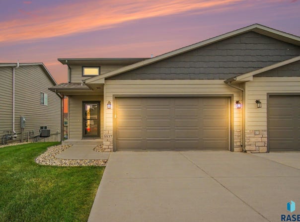 5537 E Brennan Dr, Sioux Falls, SD 57110