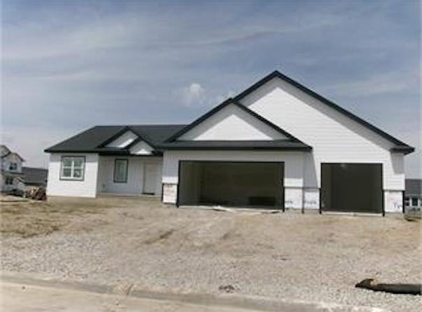 2831 Autumn Woods Drive, Cedar Falls, IA 50613