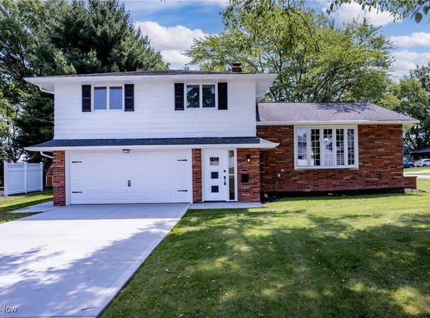 1303 E Dartmoor Avenue, Seven Hills, OH 44131