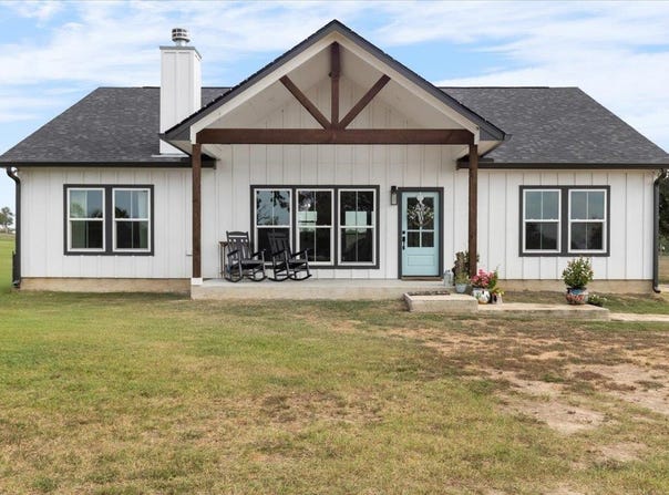 3389 Sparta Field RD, Waelder, TX 78959