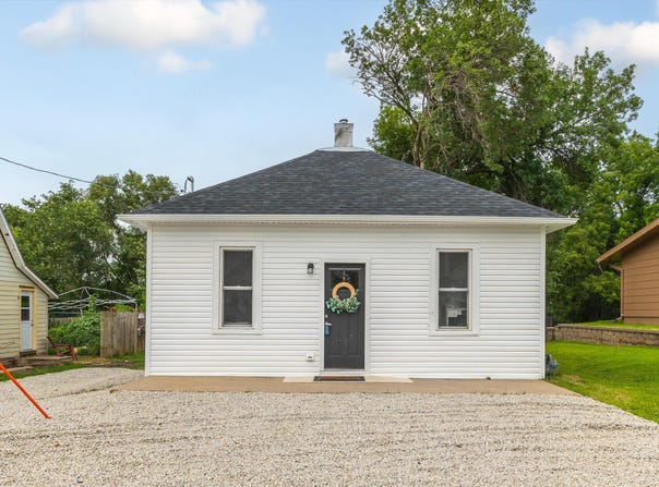 104 E FLORENCE Street, CRESCENT, IA 51526