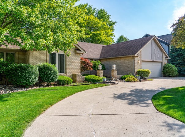 37860 STABLEVIEW Drive, Farmington, MI 48335