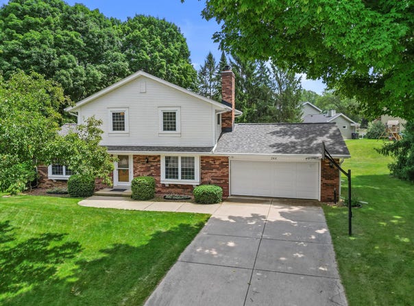 264 Oaklawn Ct, Pewaukee, WI 53072