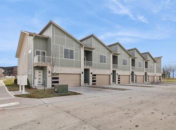 15588 Rocklyn Place, Clive, IA 50325