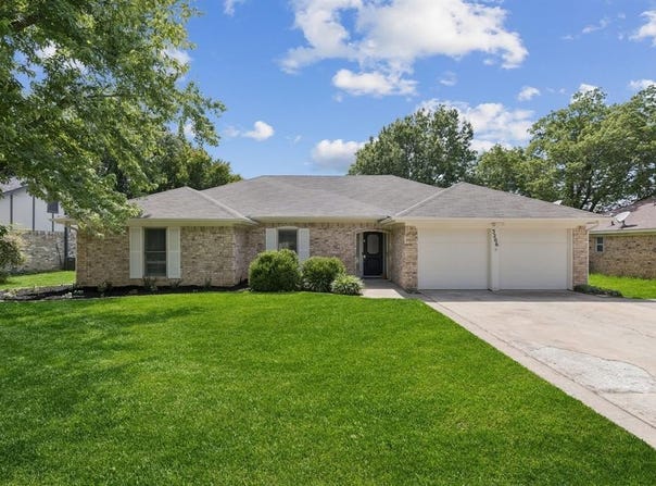 3206 AVON Drive, Arlington, TX 76015
