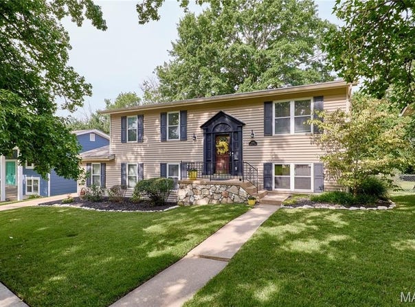 1005 Parkfield Terrace, Manchester, MO 63021