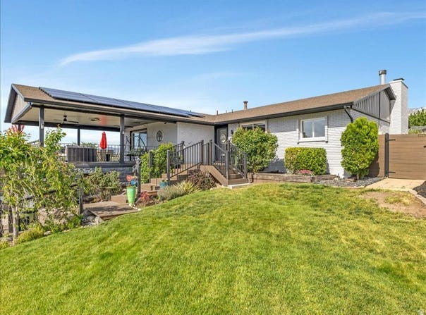 9135 S MORNINGVIEW Dr E, Sandy, UT 84094