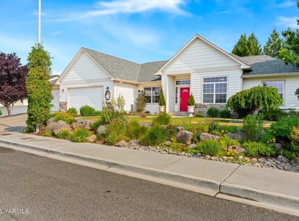 9307 Torrey Pines Ln, Yakima, WA 98908
