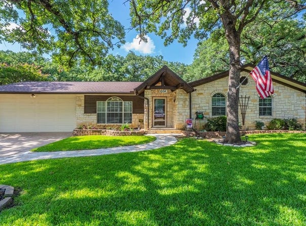 604 Brookview Drive, Hurst, TX 76054