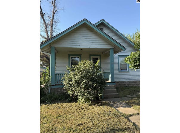 712 E Avenue B, Hutchinson, KS 67501