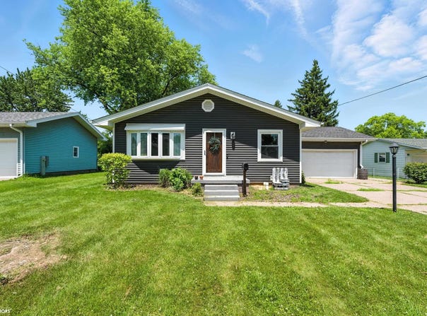 2113 Ridgewood Ave, Muscatine, IA 52761