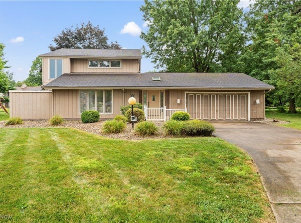 4726 Tanglewood Circle NE, Canton, OH 44714