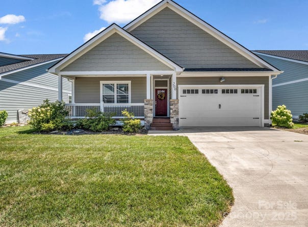 200 Leyland Circle, Hendersonville, NC 28792