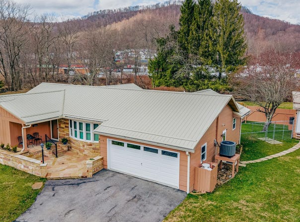 208 14th St, Rainelle, WV 25962