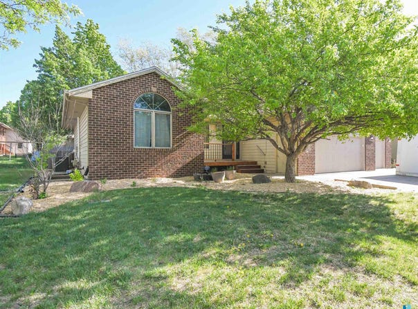 806 E Chestnut St, Harrisburg, SD 57032