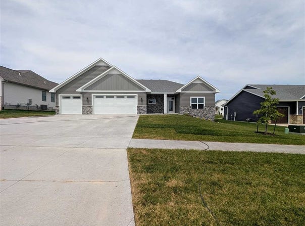702 Lakeview Ct, Tiffin, IA 52340