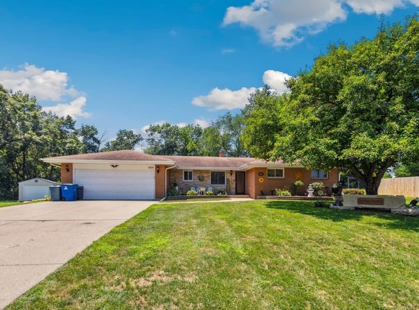 1934 Philip, DIXON, IL 61021