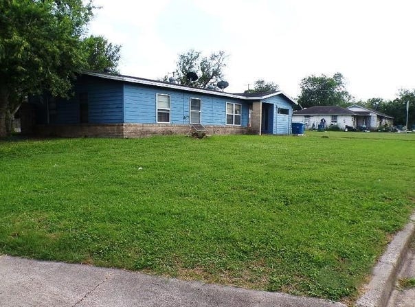 1500 E BOWIE ST, Beeville, TX 78102