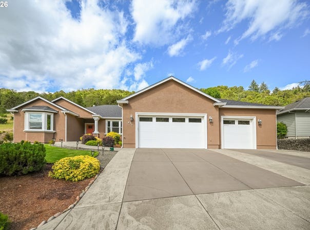 411 OAK VALLEY Loop, Winchester, OR 97495