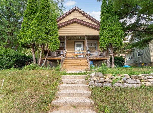 108 Edgewood Ln, West Bend, WI 53095