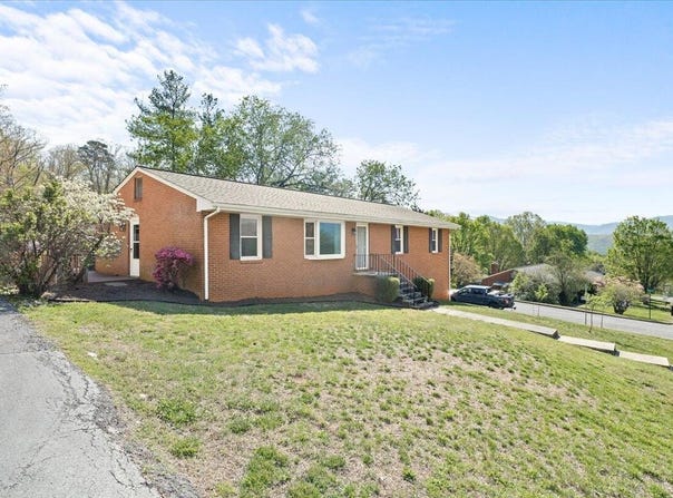 403 Ingal Blvd, Salem, VA 24153