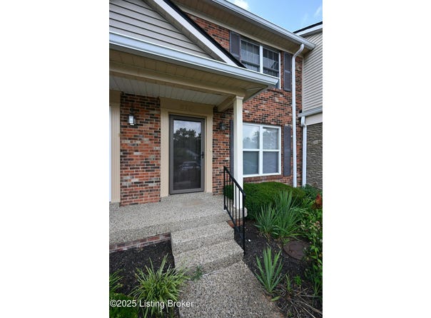 8705 Clover Ct, Louisville, KY 40242